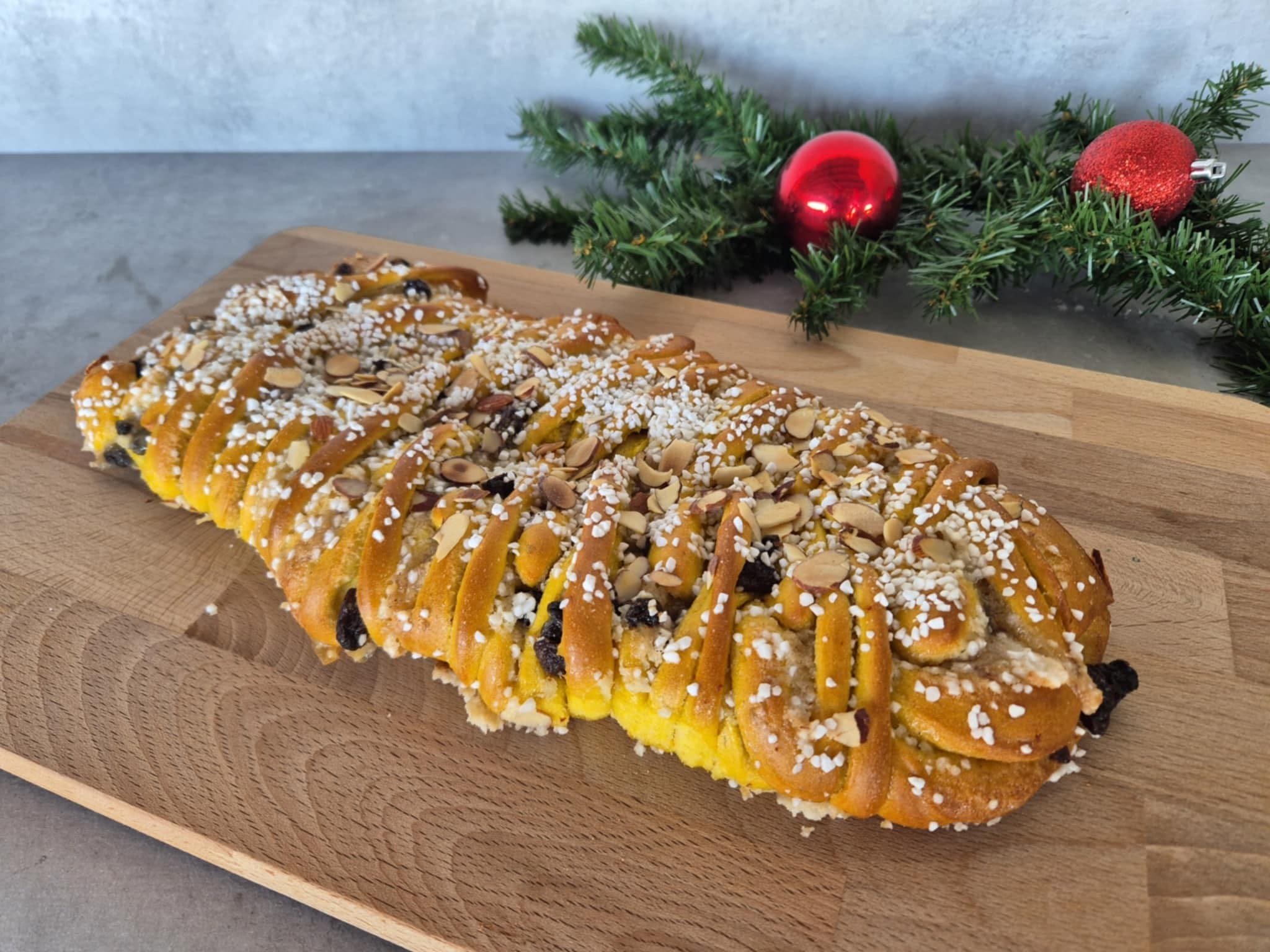 Saffranslängd med mandel, russin